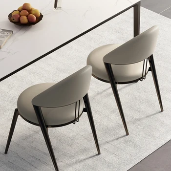 Metalinės šiaurietiško valgomojo kėdės PU odinis miegamasis Salone Unikalaus dizaino valgomojo kėdės Modernūs prabangūs 