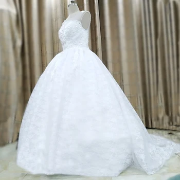 Tikras vaizdasRomantinis baltas tiulis Tobulos aplikacijos Rutulinė suknelė Vestuvinės suknelės Gilus V formos kaklas Iliuzija Suvarstomi sagomis Nuotakos suknelė