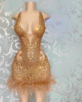 Auksinė kokteilinė suknelė Halter Neck V-Neck Prom Party Gown Spyed Diamond Gemstone Nėrinių kaspino plunksnos Mini seksualus stilius Naujausia balta